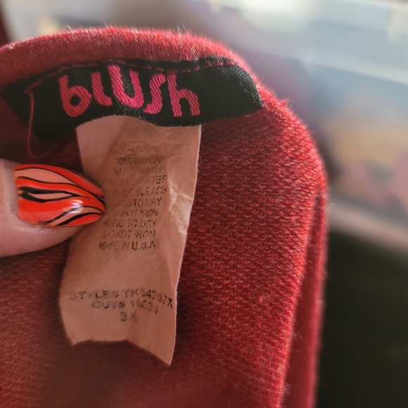 Burgandy tee with ripped design ♡ - Picture 3 of 3